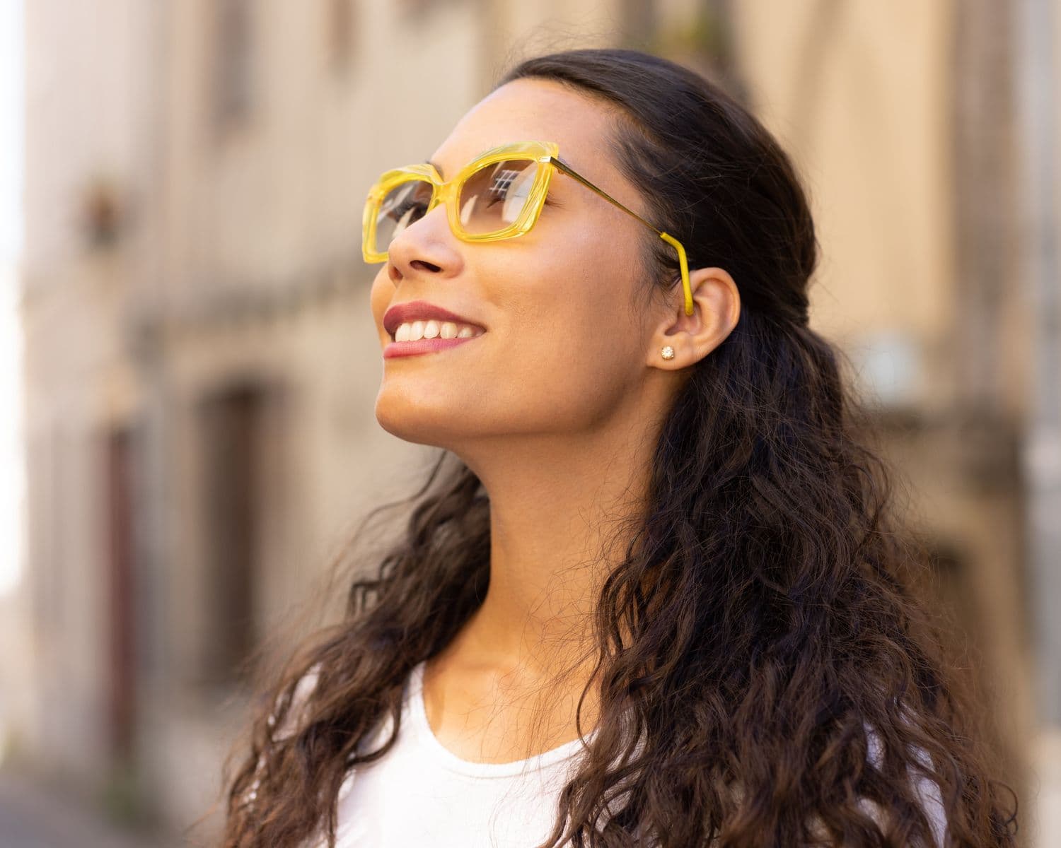 Photo d'une femme avec des lunettes équipées de Phibo